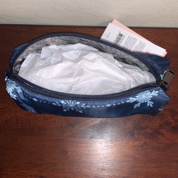 LUG BRAND NEW WITH TAGS SNOWFLAKE NAVY COSMETIC BAG - Picture 4 of 7